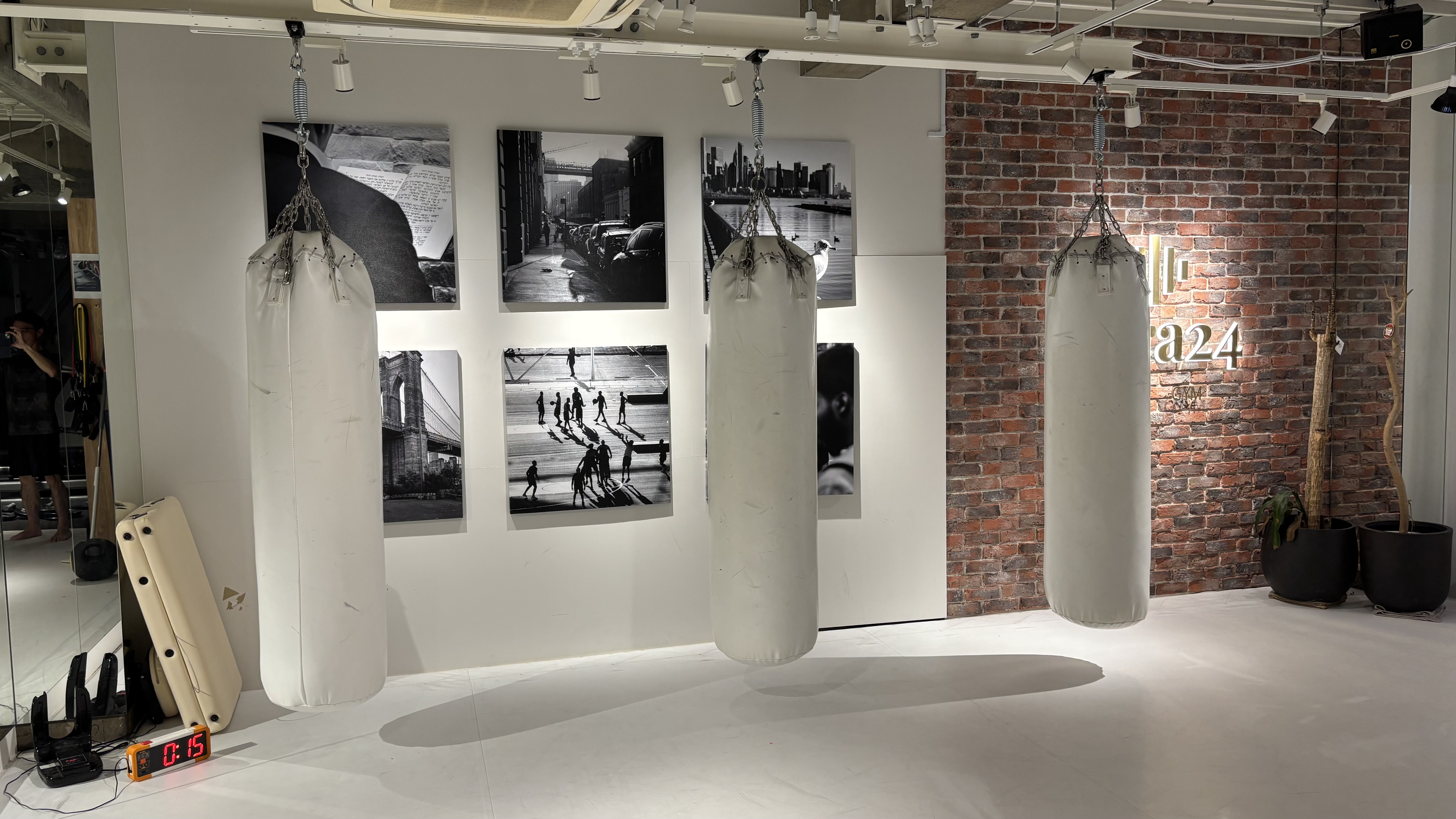 通勤帰りにキックボクシングでエクササイズの写真